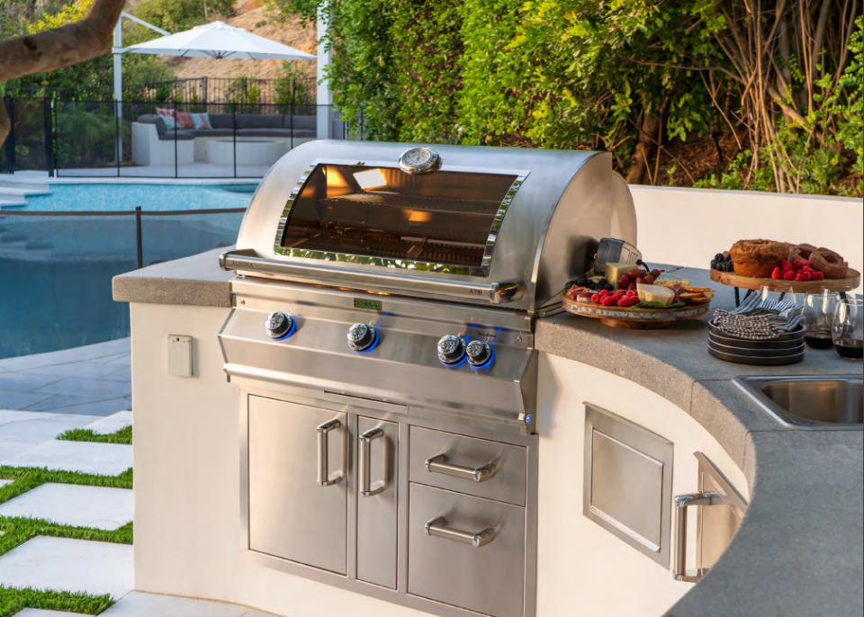 Fire Magic Review: Aurora Series Gas Grill in a Luxury Outdoor Kitchen with Stainless Steel Construction and Magic View Window