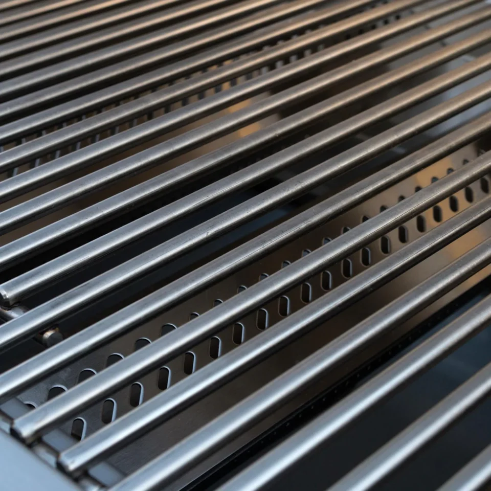 Close-up of Bull Angus 30-Inch grill grates highlighting 304 stainless steel craftsmanship and premium construction