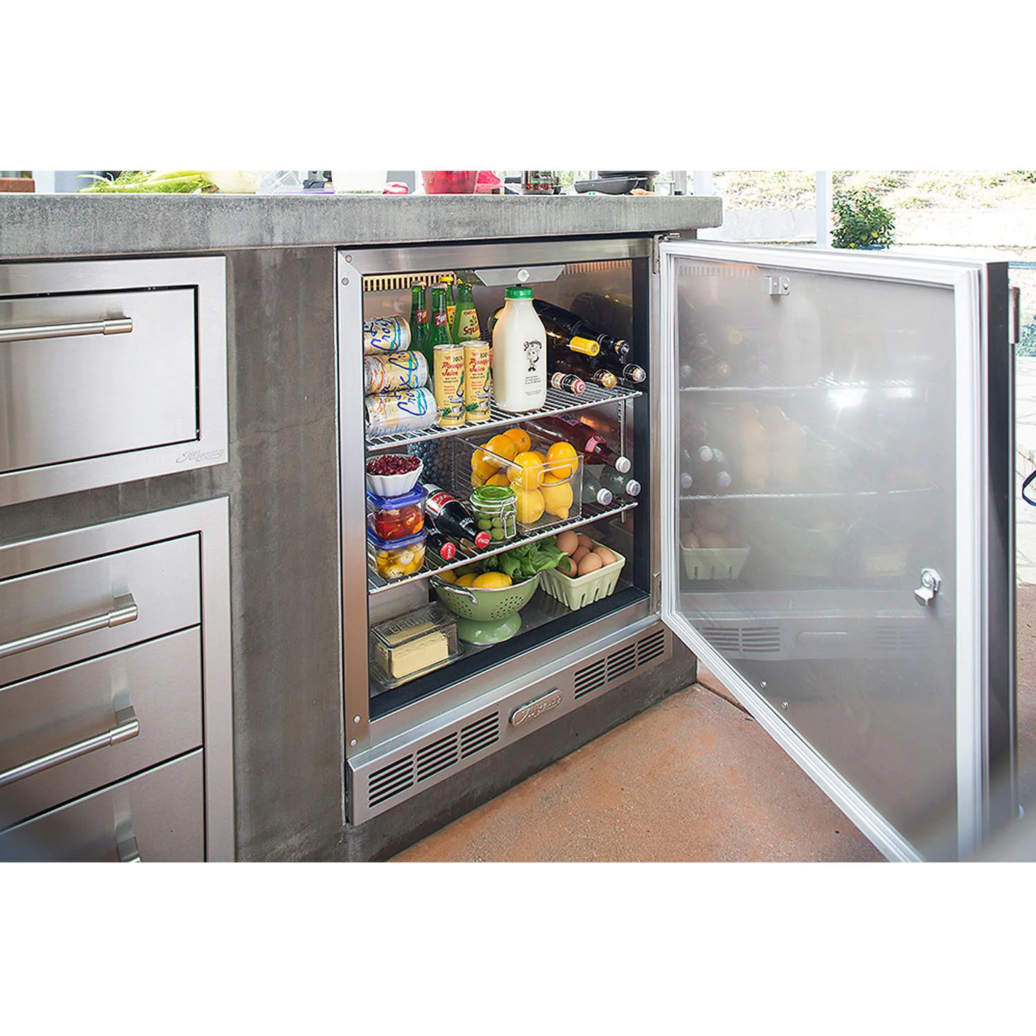 Alfresco 28-Inch Outdoor Rated Compact Refrigerator URS-1XE